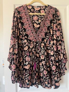 LIKE NEW Nostalgia Black Floral V-Neck Boho Tunic with Pink Accents size XL
